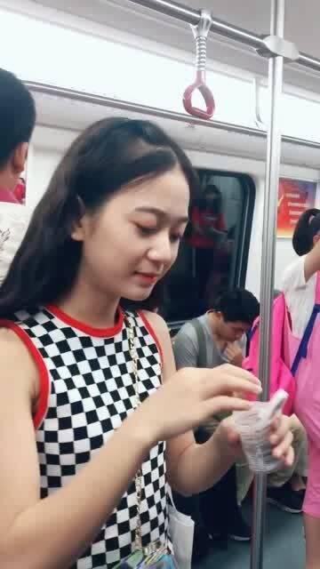 娱乐吃瓜酱人多的地铁,娱乐吃瓜酱成热门话题